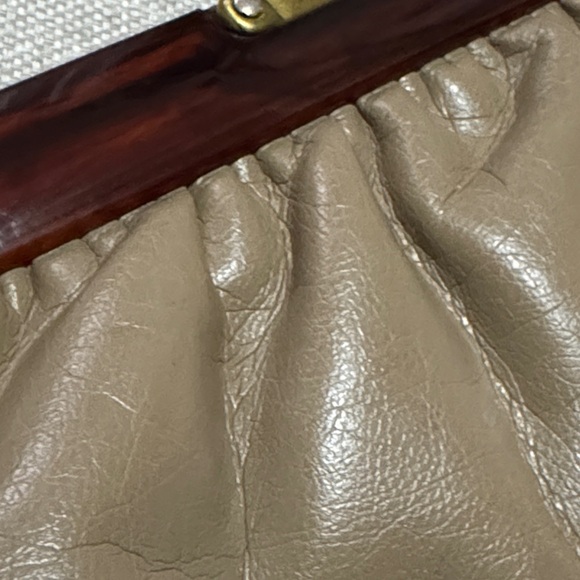 Gorgeous Vintage Clutch-Faux Leather-Lucite Trim in Brown-Gold Tone Metal Close - Picture 15 of 16